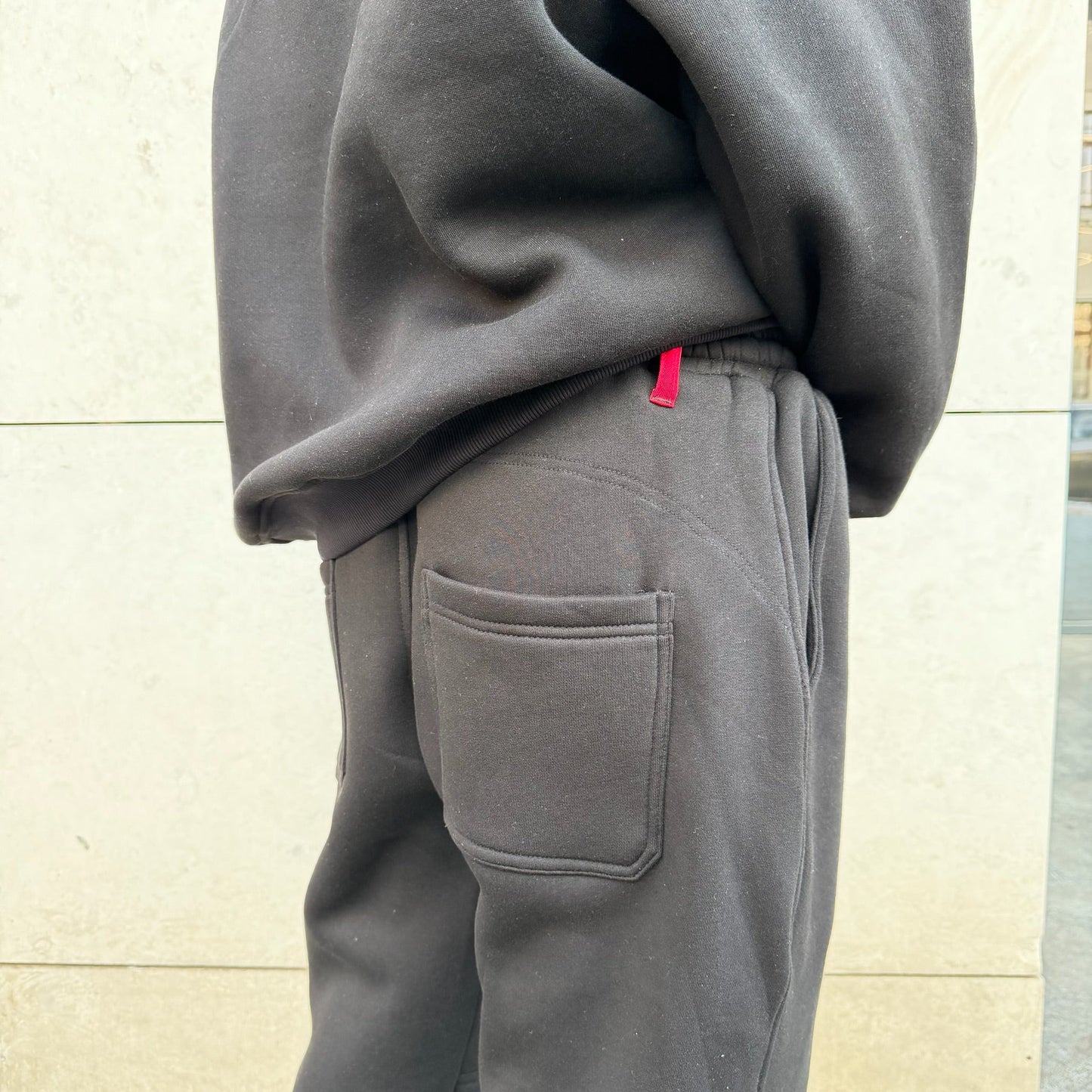 detaliu buzunar lateral blackout joggers bumbac 380 gsm