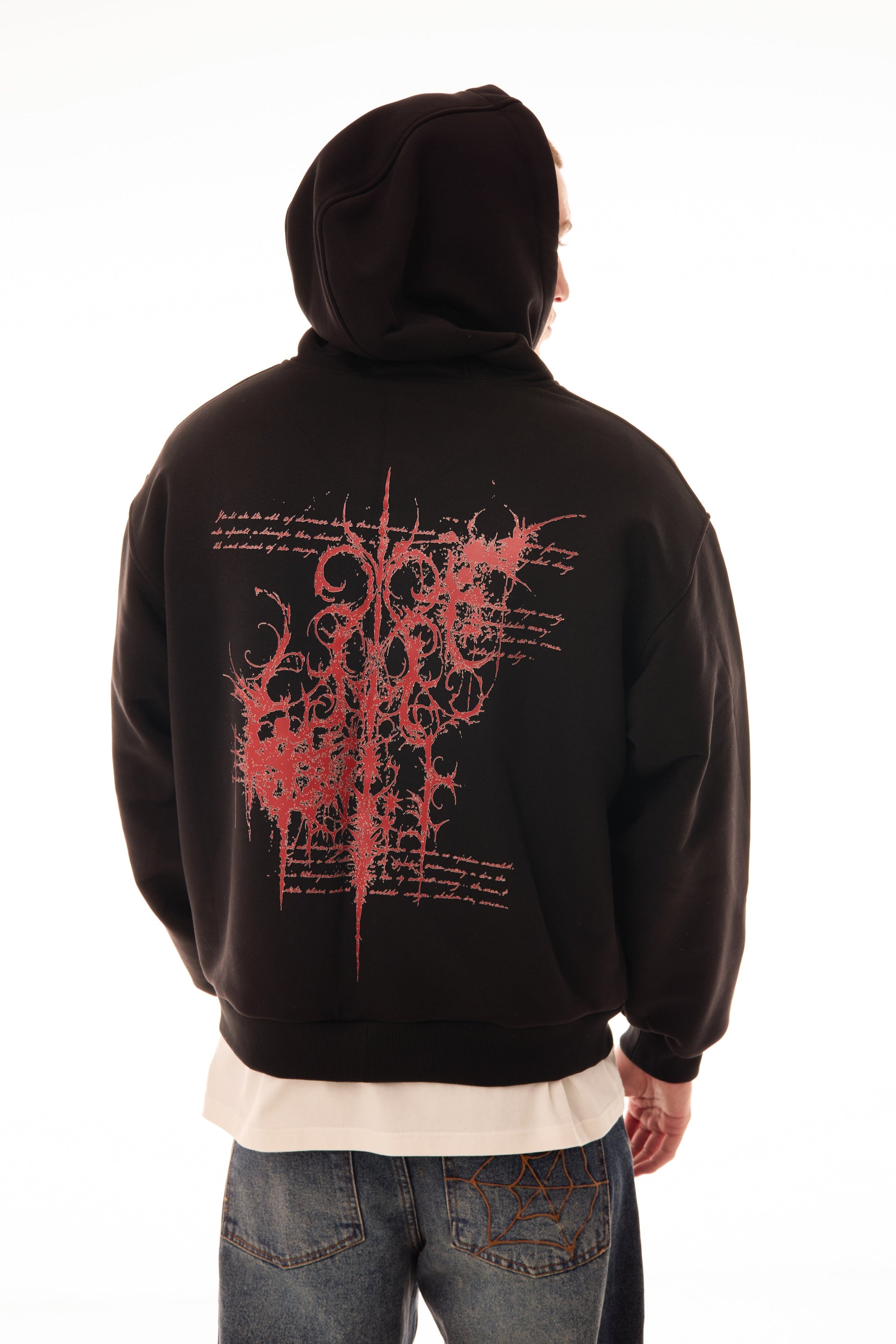 Model barbat văzut din spate purtând Relic Black Hoodie, hanorac negru cu print roșu pe spate, stil urban modern.