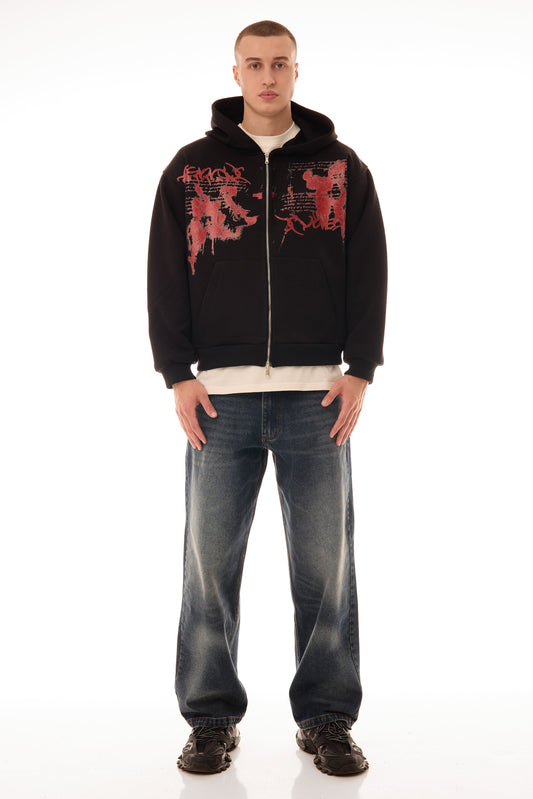 Model bărbat purtând Relic Black Hoodie, hanorac negru cu fermoar și print roșu pe față, stil streetwear oversized.