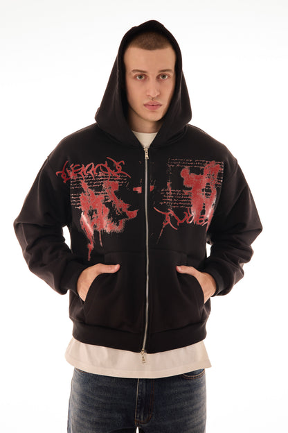 Model masculin purtând Relic Black Hoodie, hanorac negru cu fermoar și print roșu pe față, look streetwear oversized.