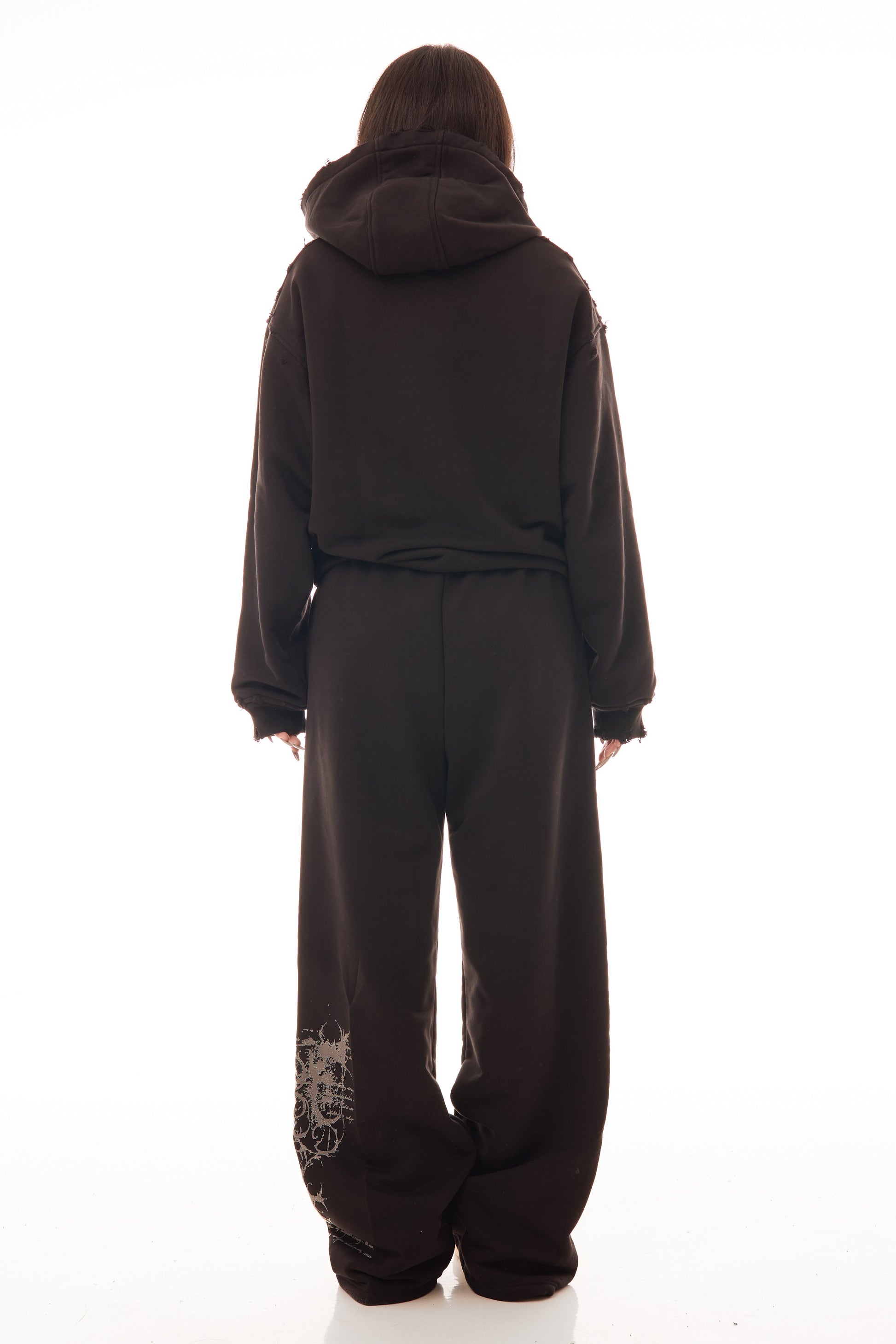 Hanorac Archived Black Hoodie 500gsm, vedere din spate pe model femeie