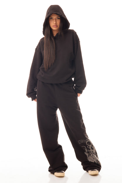 Hanorac Archived Black Hoodie 500gsm, vedere frontală pe model femeie