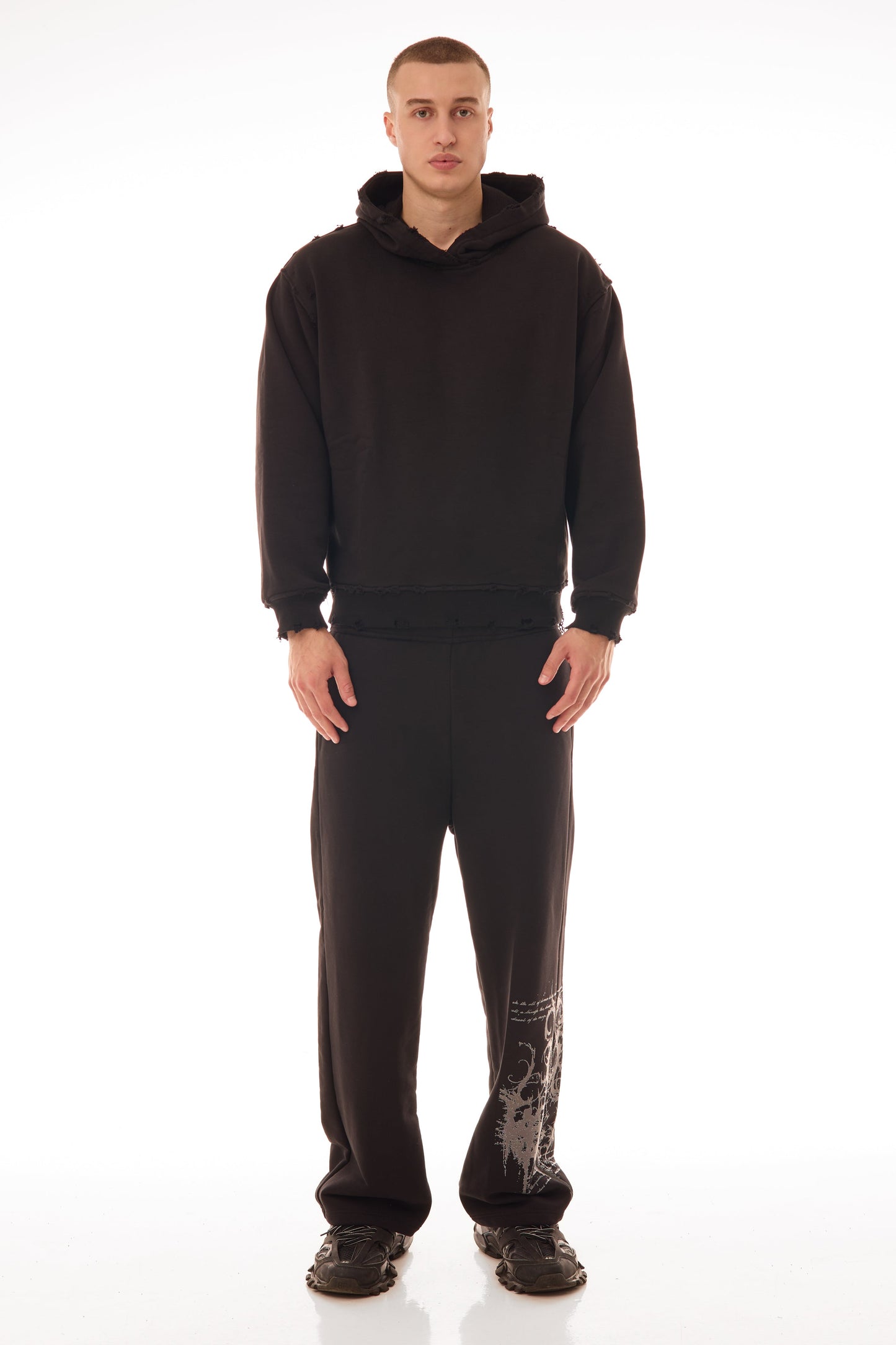 Hanorac Archived Black Hoodie 500gsm, vedere frontală pe model bărbat