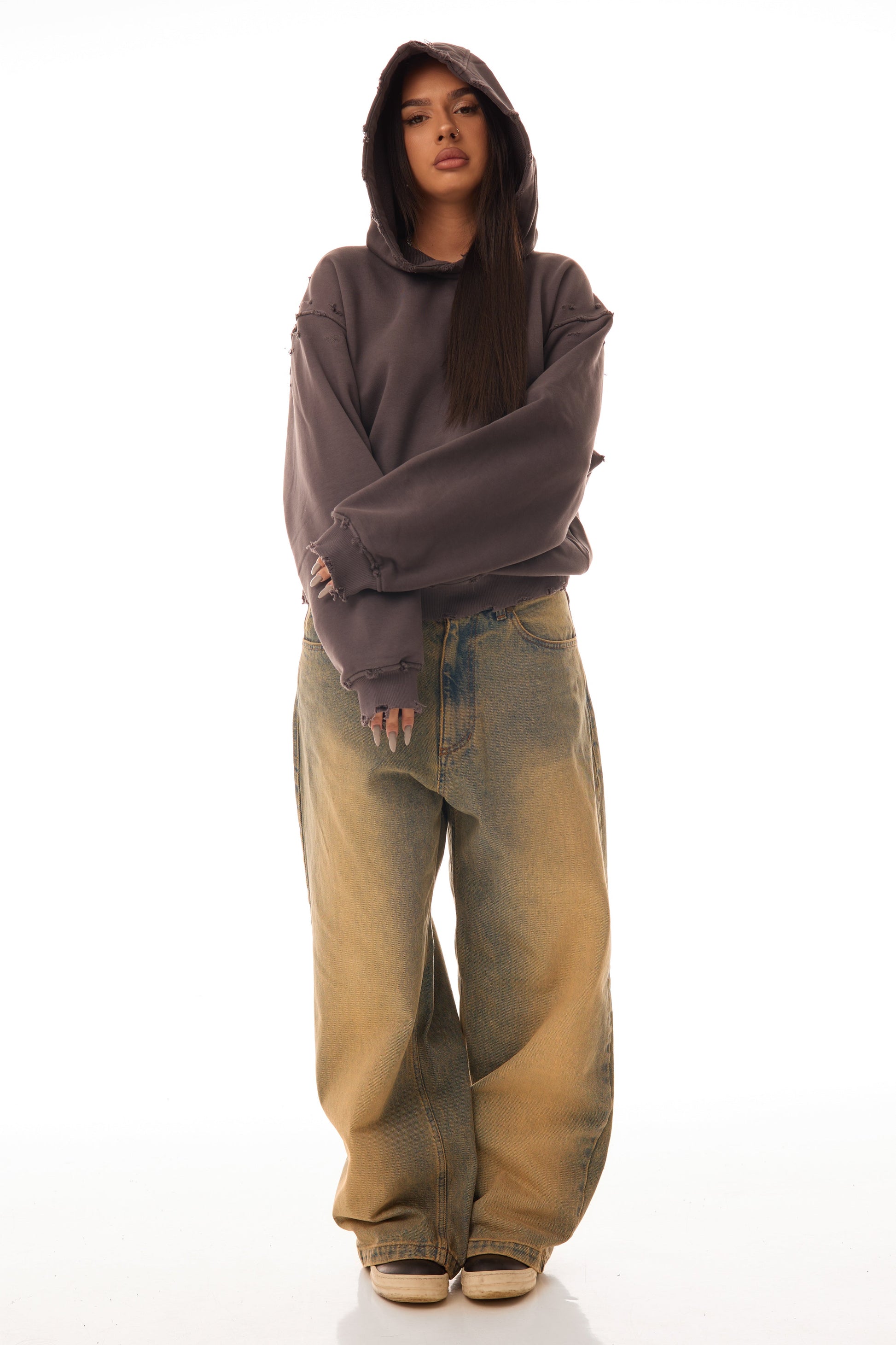 Model femeie purtând Archived Grey Hoodie gri, fit oversized, bumbac 500 GSM, detalii raw & distressed, vedere față pe fundal alb