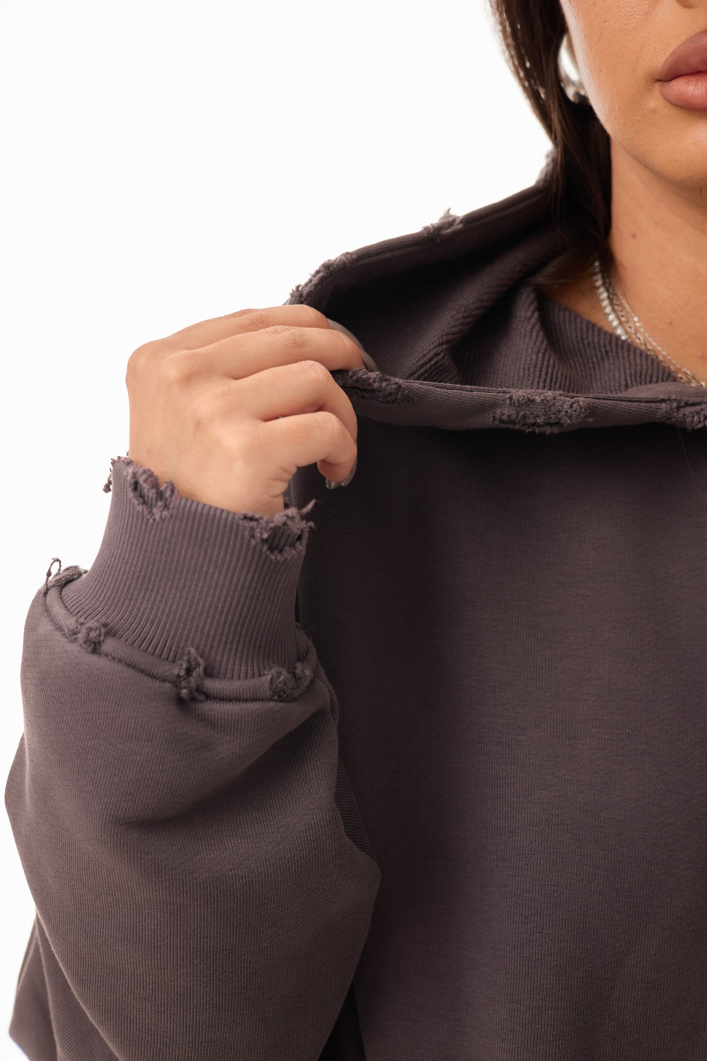 Detaliu mânecă și margine raw-cut la Archived Grey Hoodie gri, bumbac 500 GSM, cu cusături distressed și textură premium