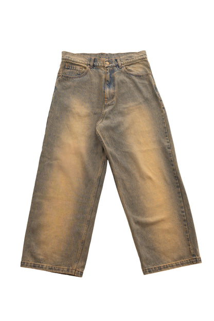 Blugi largi albastrii cu efect stonewash și supravopsire, croială wide-leg, fotografiați frontal