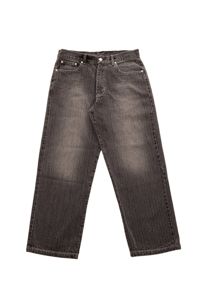 Blugi Axis Denim gri, wide fit, cu tighele verticale albe și fading subtil pe partea frontală.
