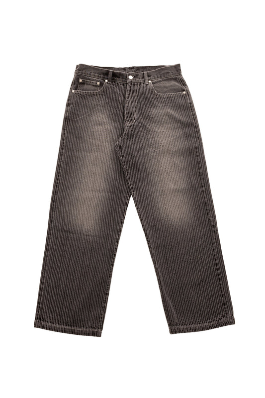 Blugi Axis Denim gri, wide fit, cu tighele verticale albe și fading subtil pe partea frontală.
