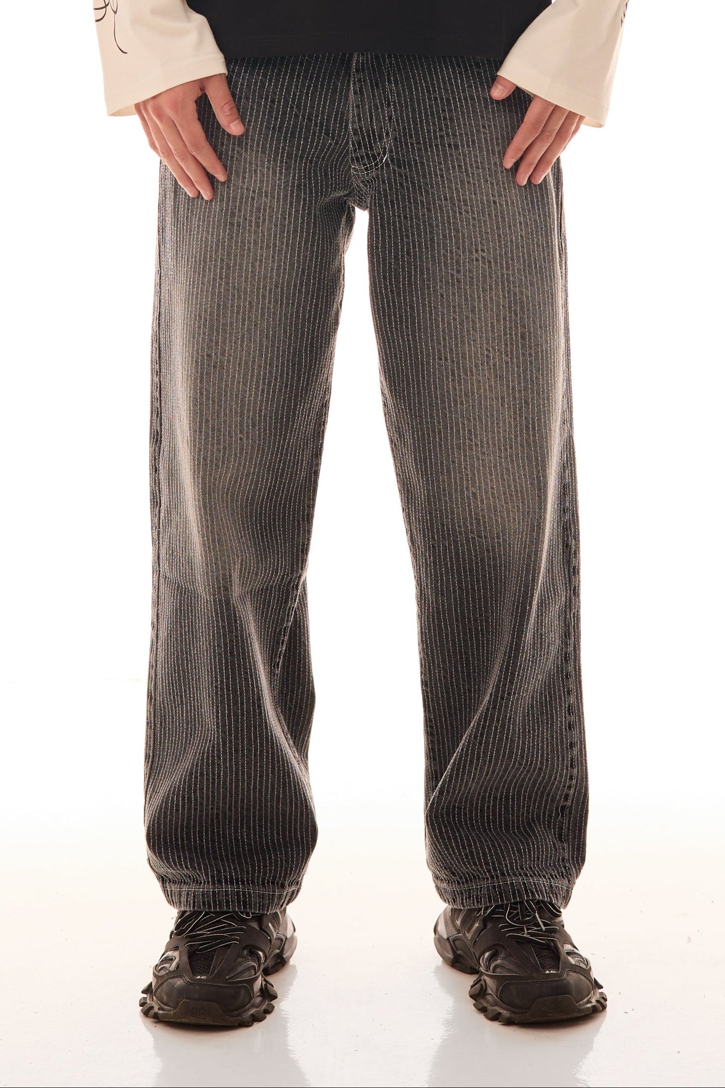 Close-up frontal cu blugii Axis Denim gri, wide fit, cu tighele verticale albe și fading subtil.
