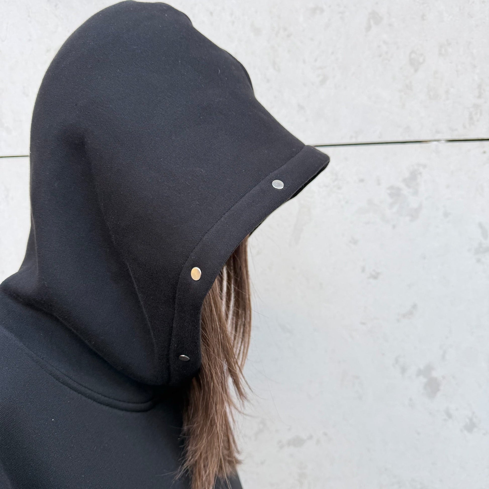 detaliu gluga blackout hoodie negru bumbac 380 gsm