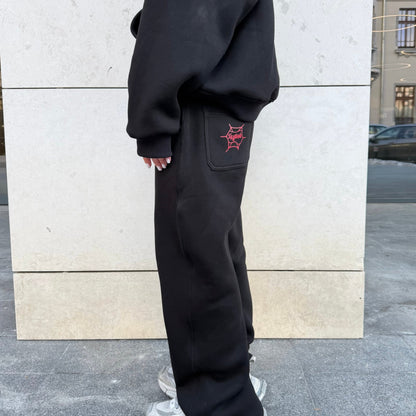 detaliu buzunar spate blackout joggers cu logo skyweb