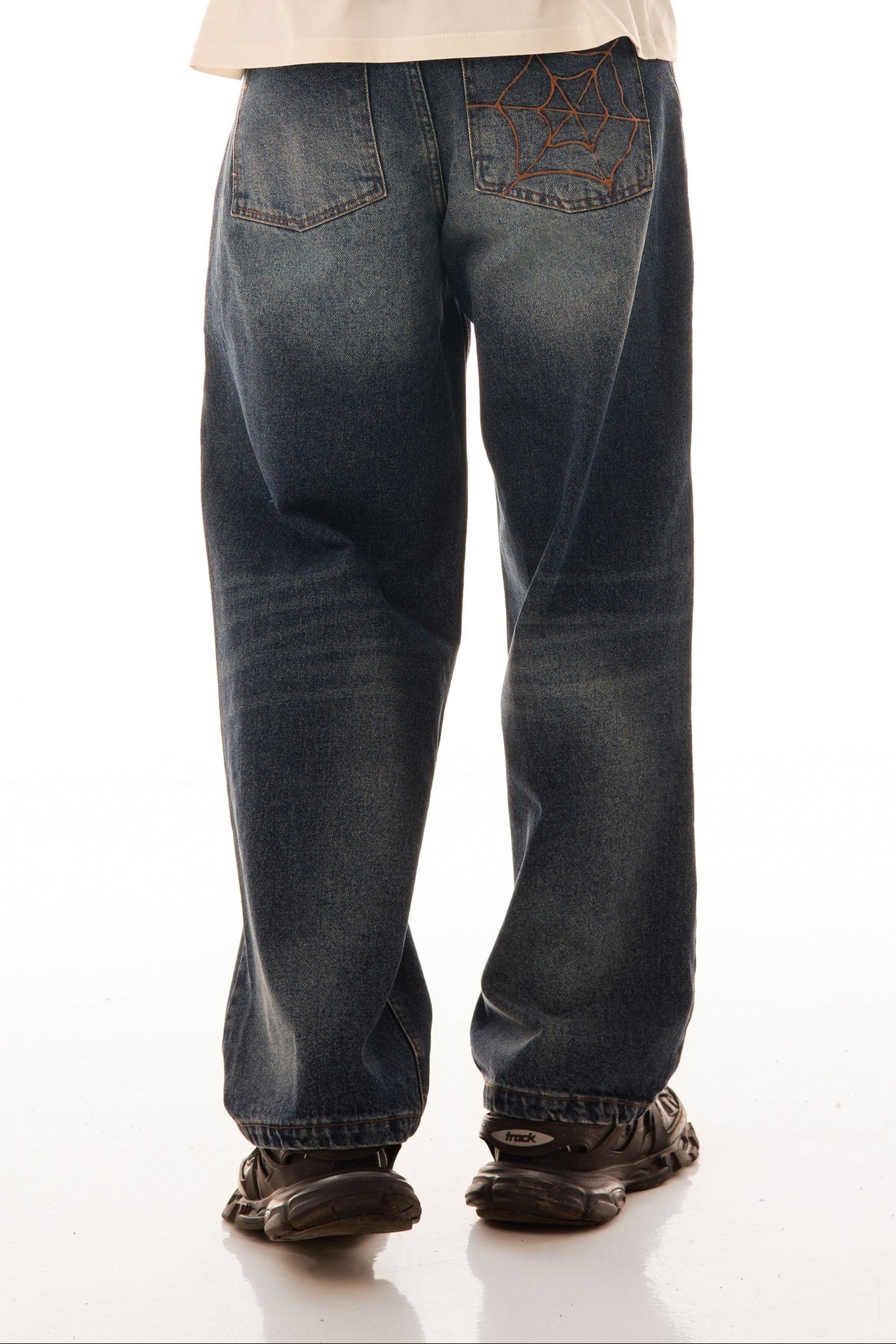 Detaliu spate al blugilor Classic Denim wide fit, cu stonewash, used wash și fading mustache, în nuanță mid-blue.
