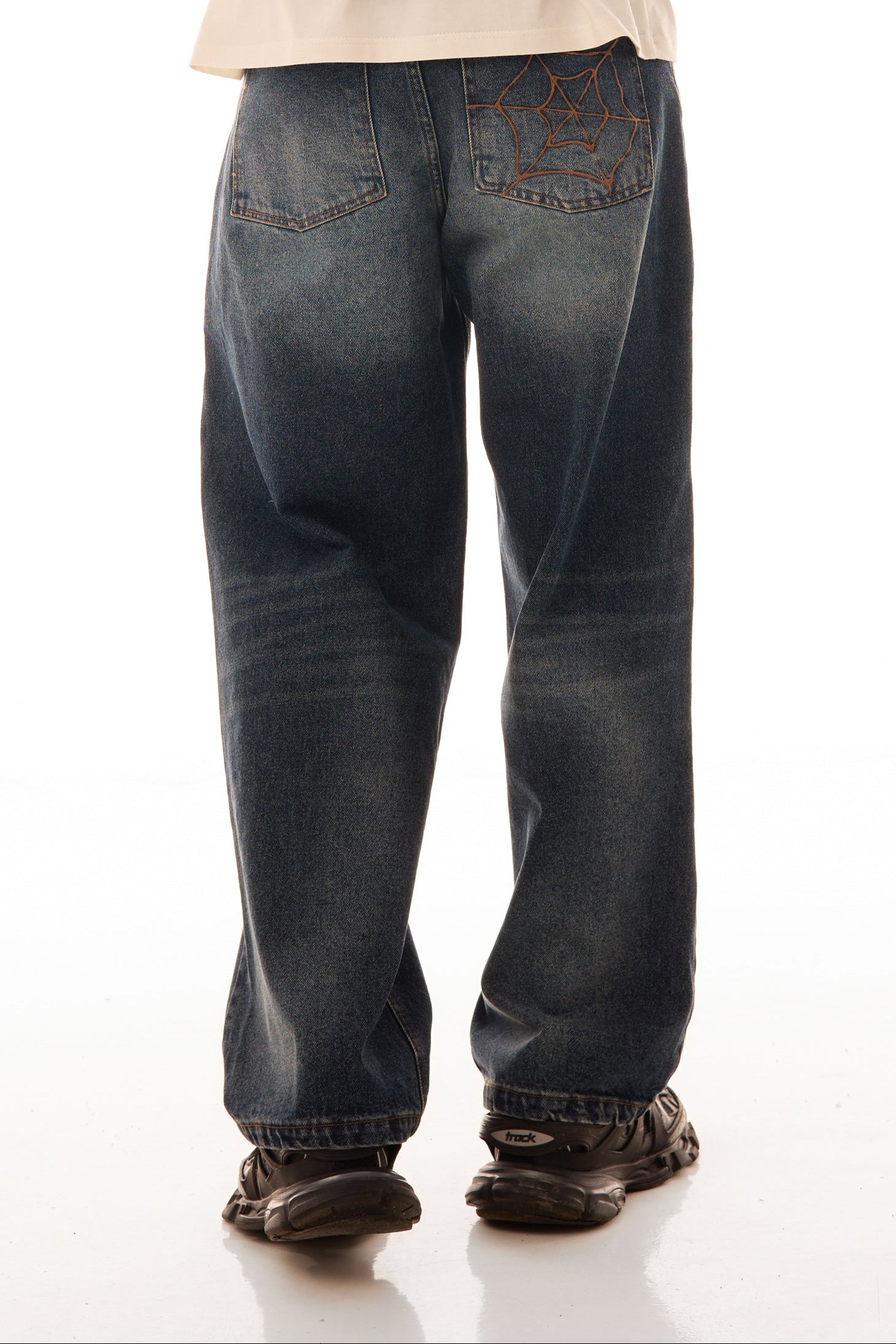 Detaliu spate al blugilor Classic Denim wide fit, cu stonewash, used wash și fading mustache, în nuanță mid-blue.
