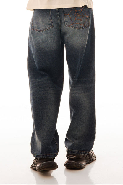 Detaliu spate al blugilor Classic Denim wide fit, cu stonewash, used wash și fading mustache, în nuanță mid-blue.
