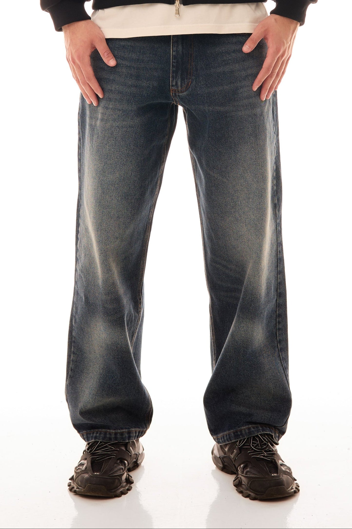 Detaliu frontal al blugilor Classic Denim wide fit, cu stonewash, used wash și fading mustache, în nuanță mid-blue.
