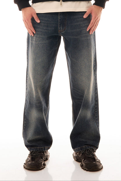 Detaliu frontal al blugilor Classic Denim wide fit, cu stonewash, used wash și fading mustache, în nuanță mid-blue.
