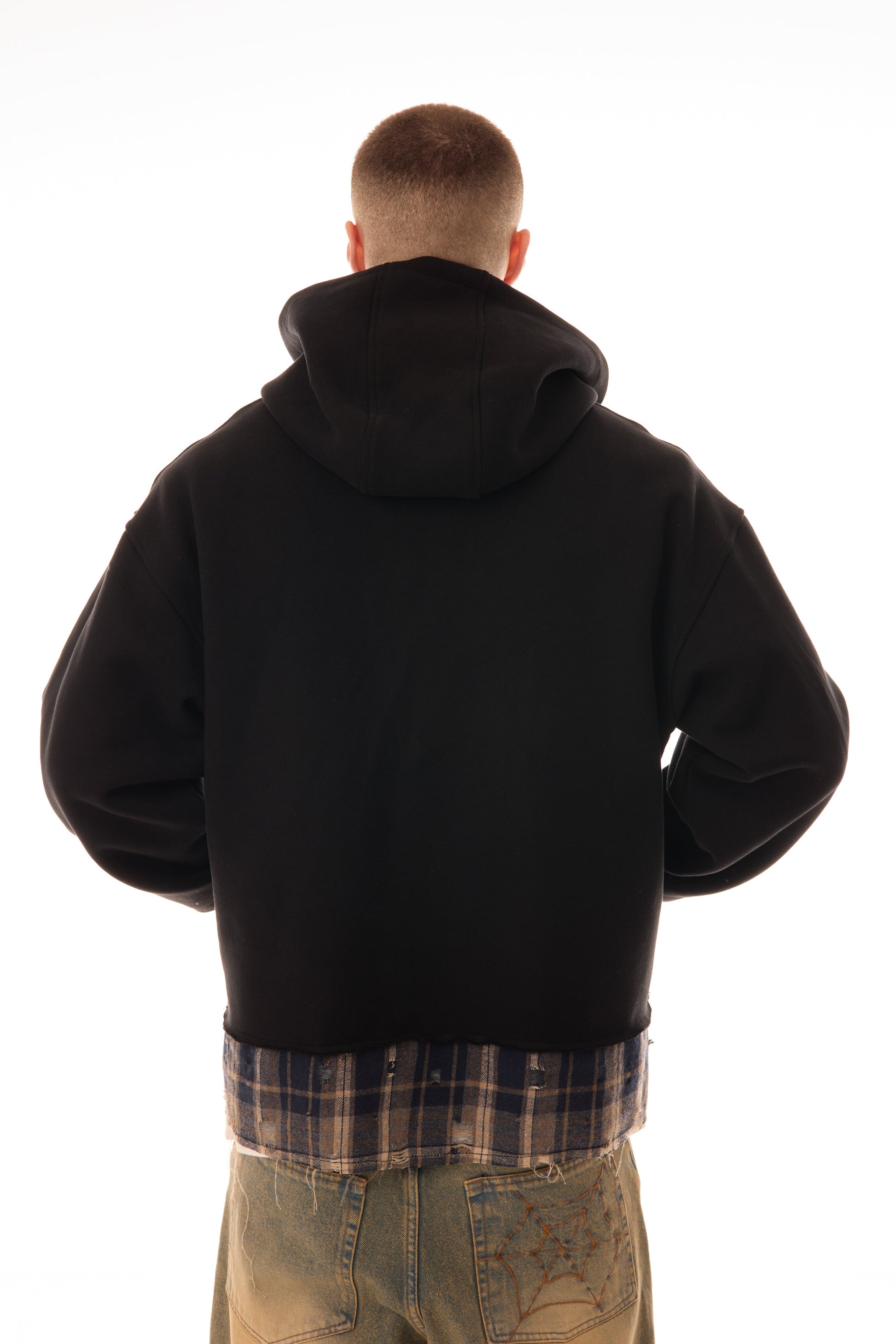 Hanorac Disorder Zip Up negru, vedere spate, model bărbat, hanorac oversized cu fermoar și terminatie raw din material tip cămașă