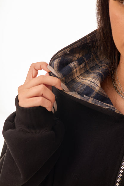 Detaliu hanorac Disorder Zip Up negru, interior glugă cu material tip cămașă flanel rupt, prim-plan ținut de model