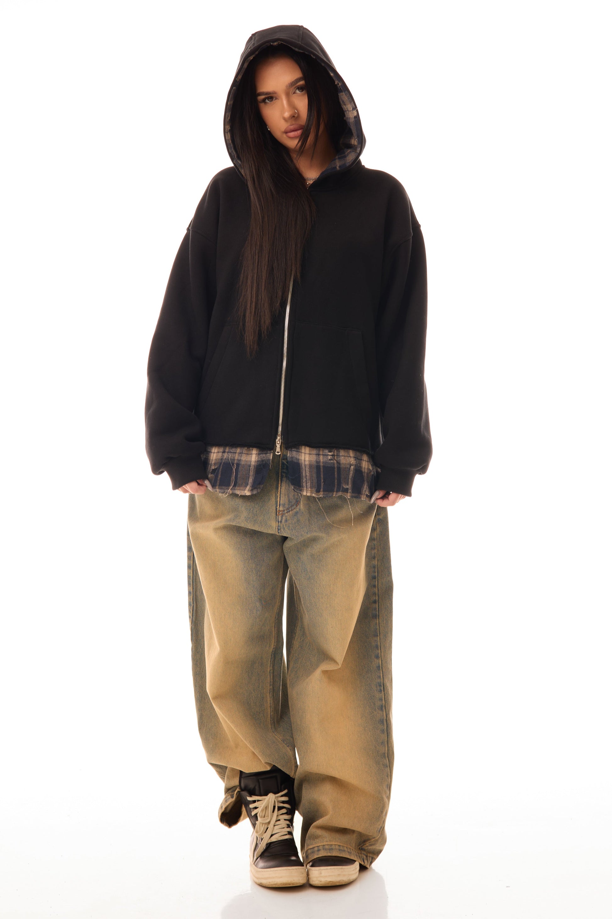 Hanorac Disorder Zip Up negru, model femeie, vedere frontală, hanorac oversized cu fermoar și detalii raw din material tip cămașă