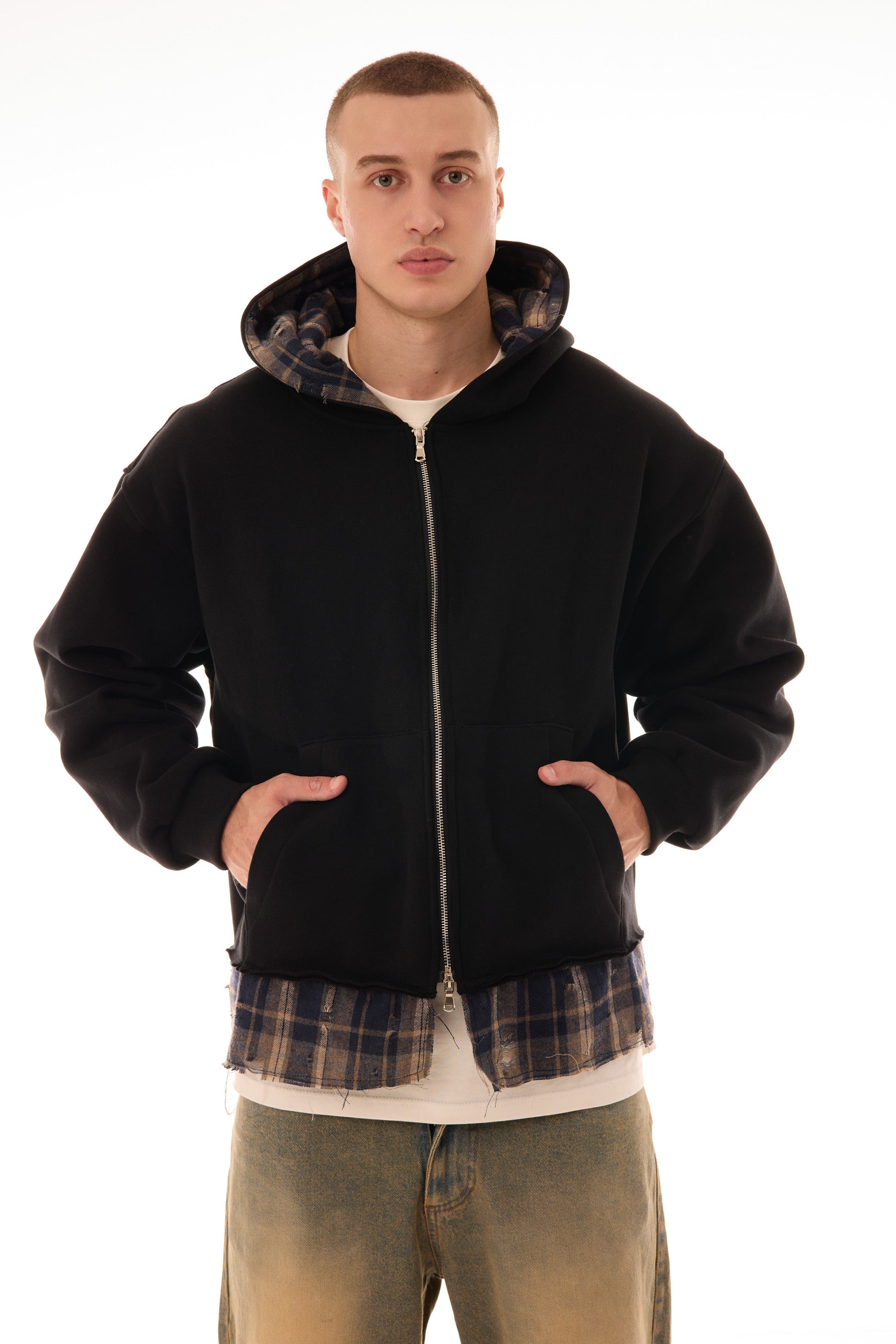 Hanorac Disorder Zip Up negru, model bărbat, vedere frontală, hanorac oversized cu inserție tip cămașă și fermoar metalic