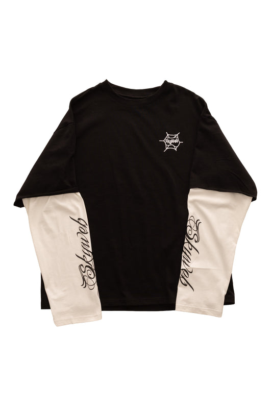 Tricou negru DUAL LONG TEE cu mâneci albe layered și print Skyweb pe piept – vedere față.