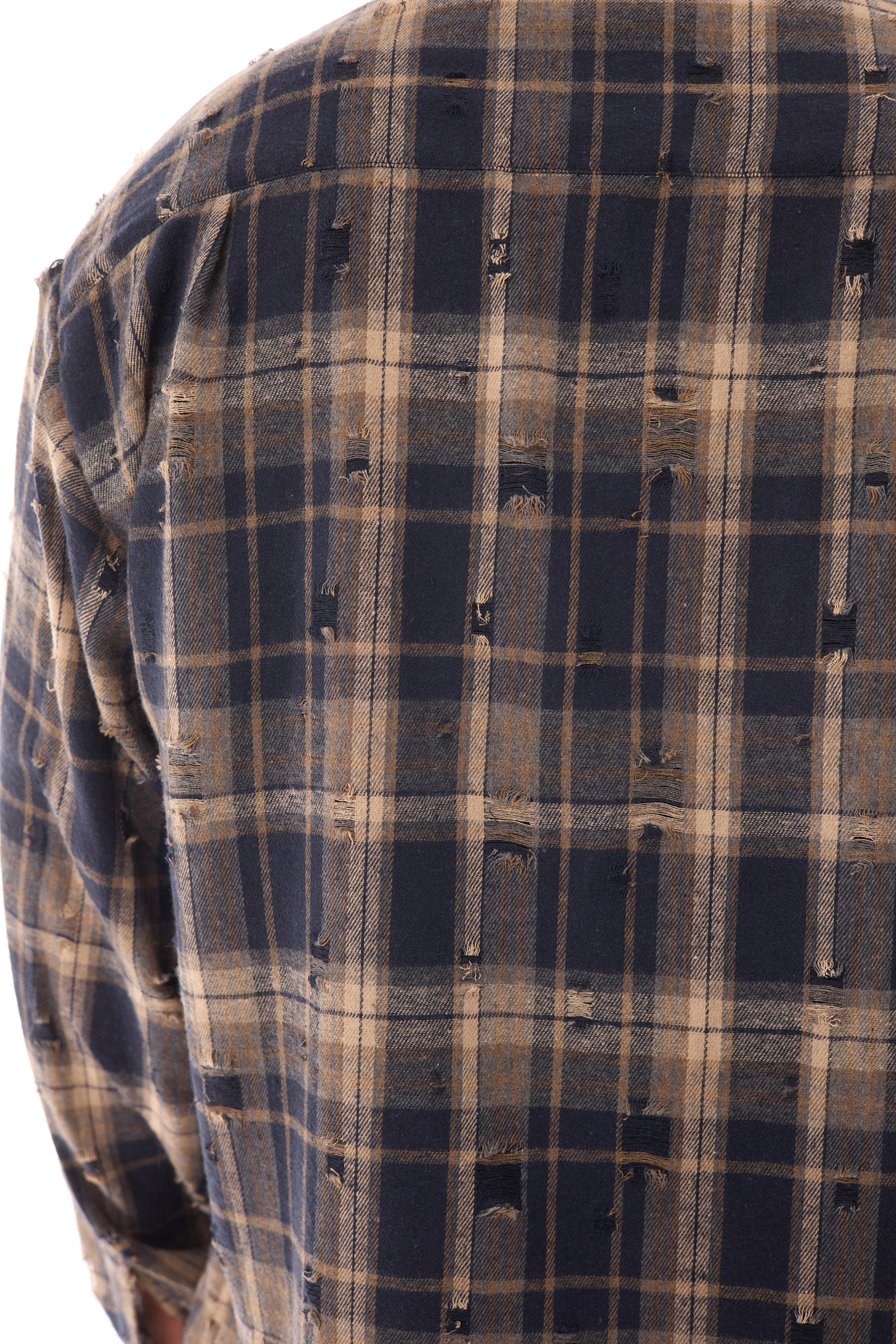 Detaliu close-up al materialului flannel al FRACTURE SHIRT, cămașă oversized ONE SIZE cu carouri bej-negru și efect distressed.