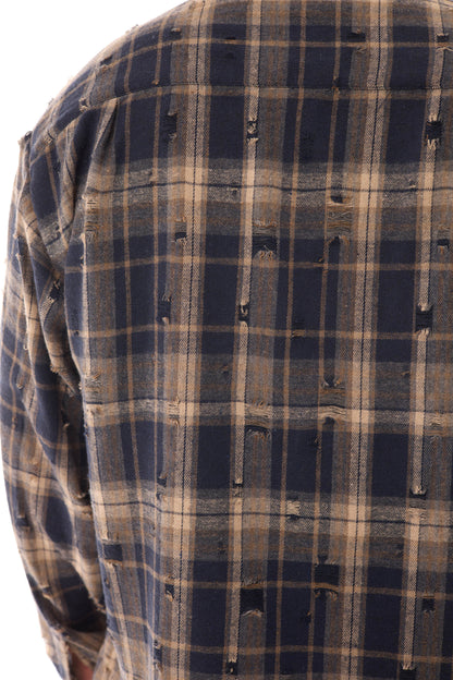 Detaliu close-up al materialului flannel al FRACTURE SHIRT, cămașă oversized ONE SIZE cu carouri bej-negru și efect distressed.