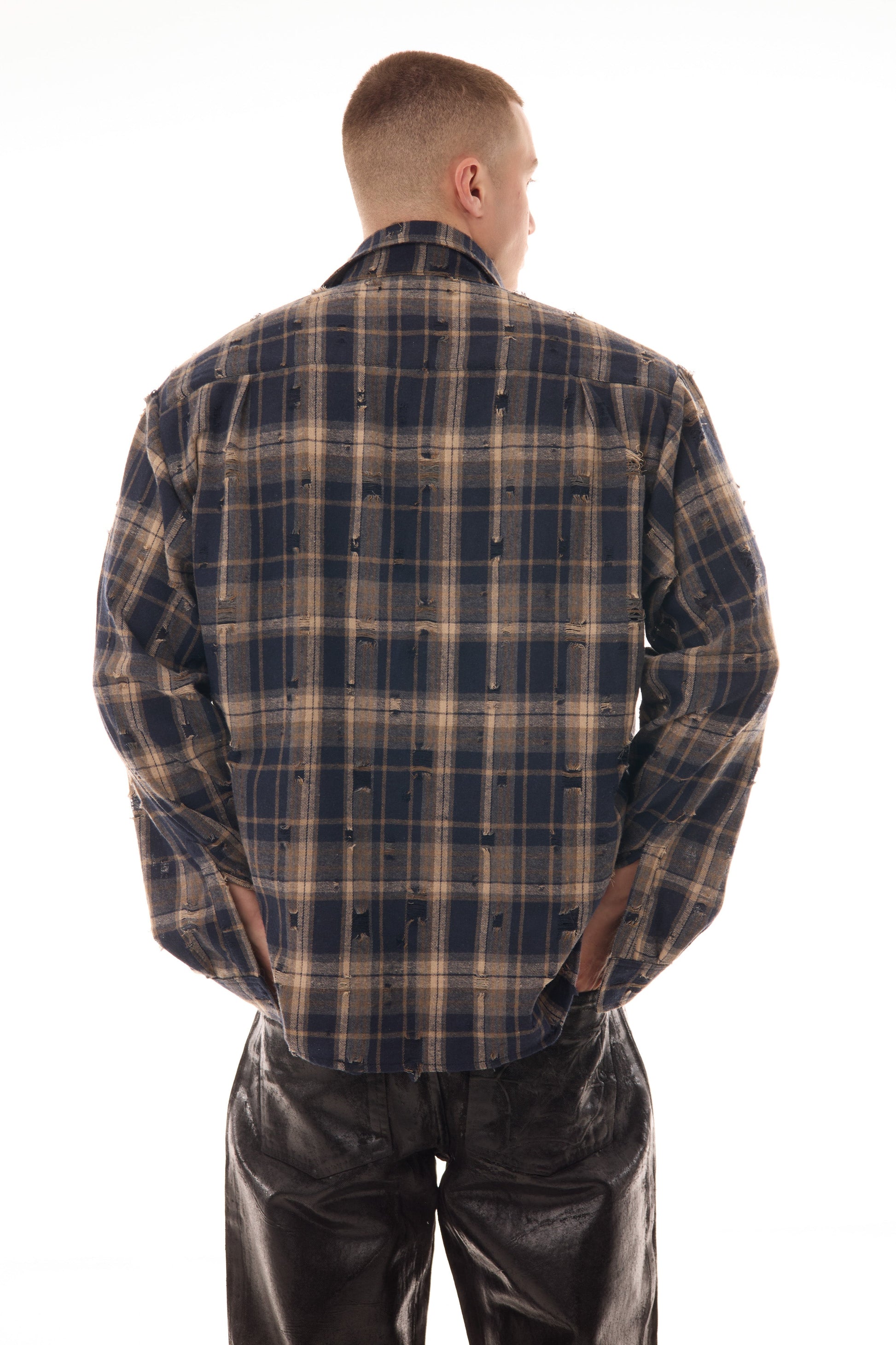 Model văzut din spate purtând FRACTURE SHIRT, cămașă oversized ONE SIZE în carouri bej-negru, flannel 100% bumbac.