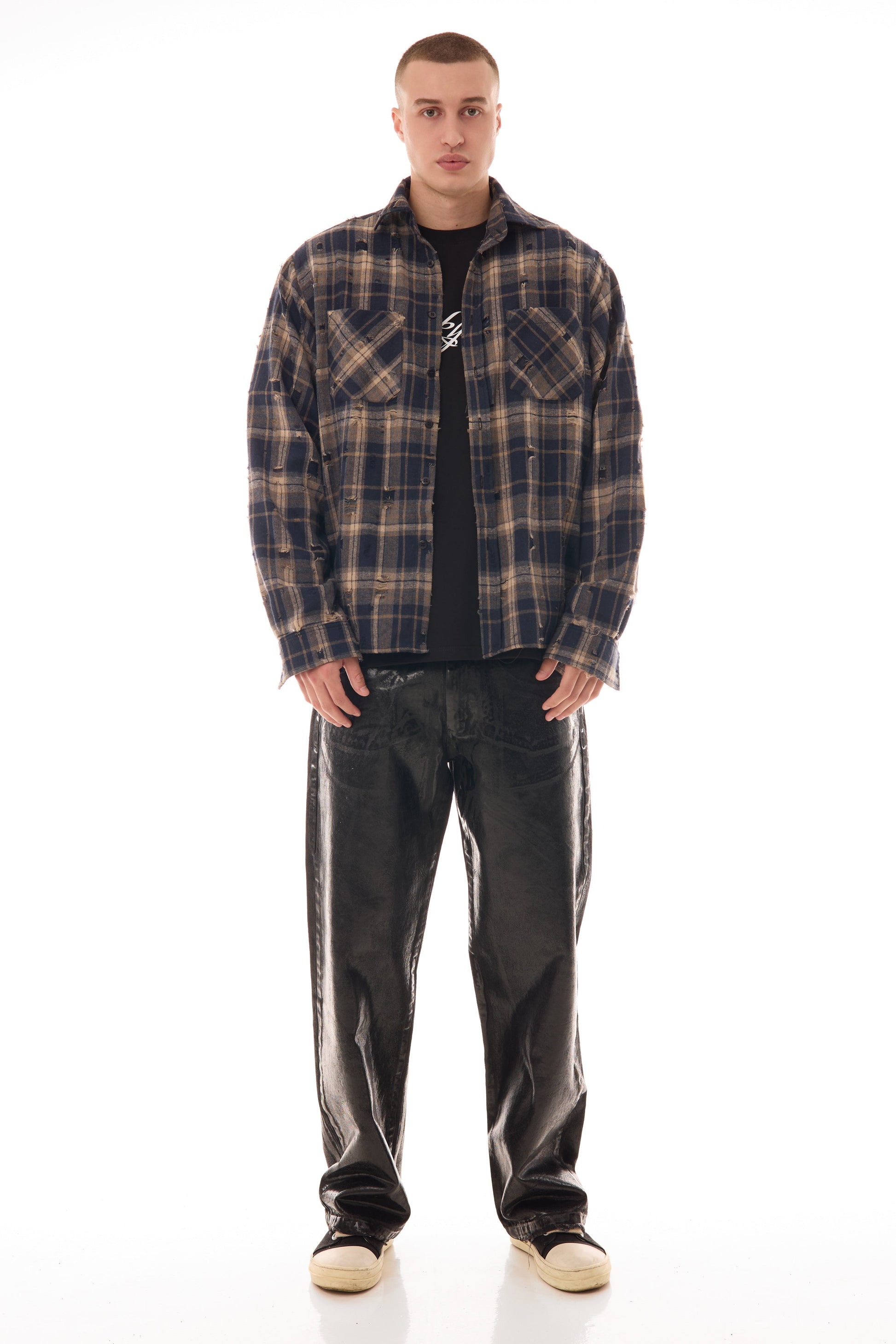 Model purtând FRACTURE SHIRT, cămașă oversized ONE SIZE în carouri bej-negru din flannel 100% bumbac, vedere frontală.