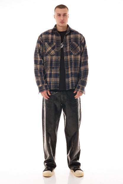 Model purtând FRACTURE SHIRT, cămașă oversized ONE SIZE în carouri bej-negru din flannel 100% bumbac, vedere frontală.