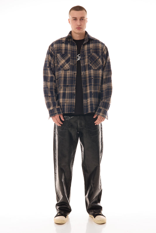 Model purtând FRACTURE SHIRT, cămașă oversized ONE SIZE în carouri bej-negru din flannel 100% bumbac, vedere frontală.