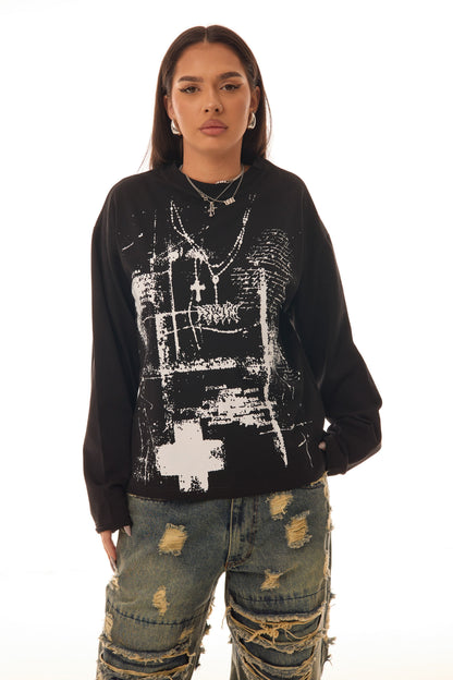 Model feminin purtând FRAGMENT BLACK LONG TEE, tricou negru oversized 300 GSM cu print alb grunge pe față – vedere frontală.