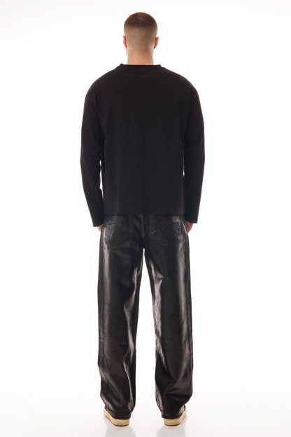 Model văzut din spate purtând FRAGMENT BLACK LONG TEE, tricou negru oversized 300 GSM, fără imprimeu pe partea din spate.