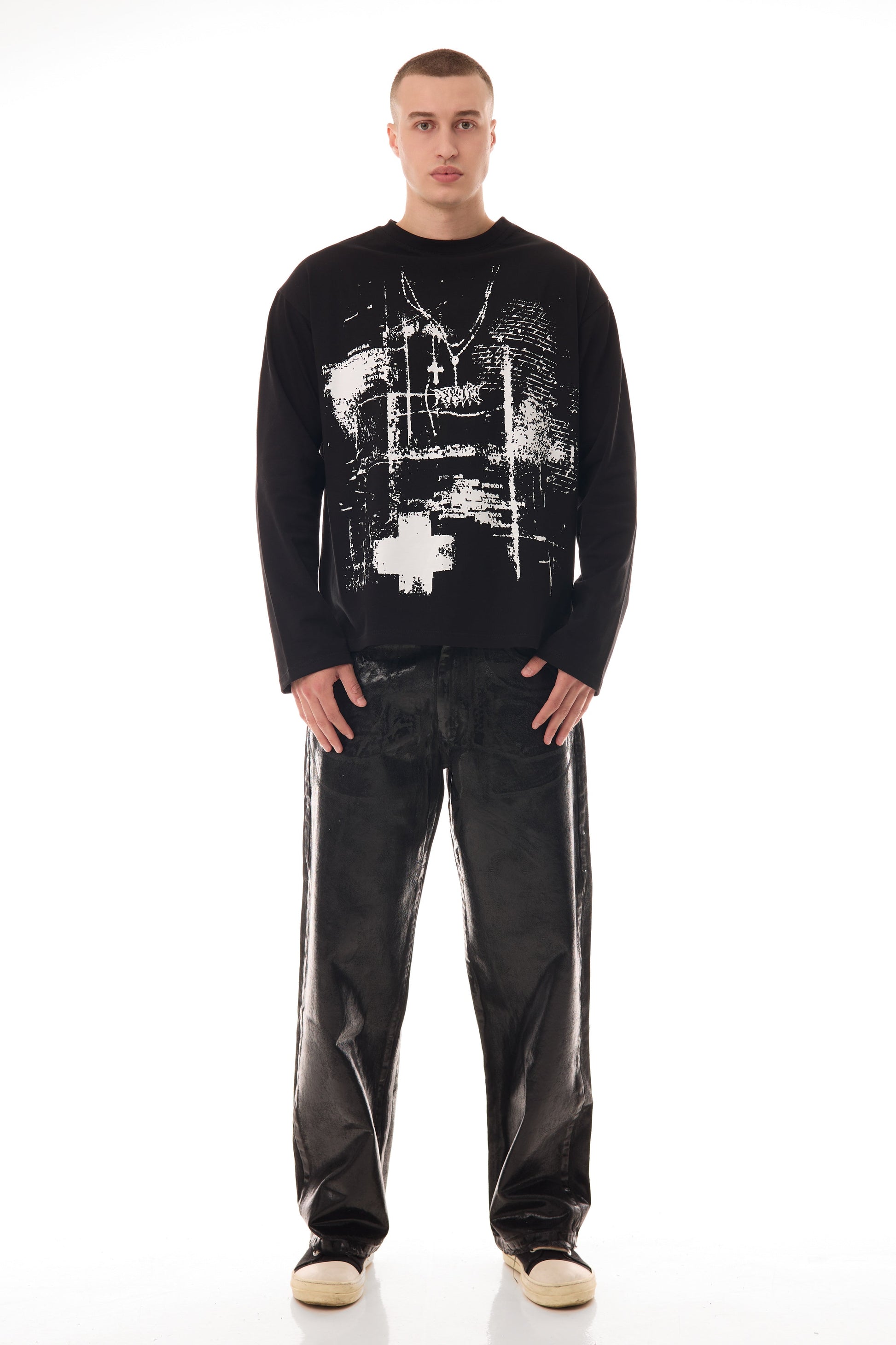 Model purtând FRAGMENT BLACK LONG TEE, tricou negru oversized 300 GSM cu print alb texturat pe față – vedere frontală.