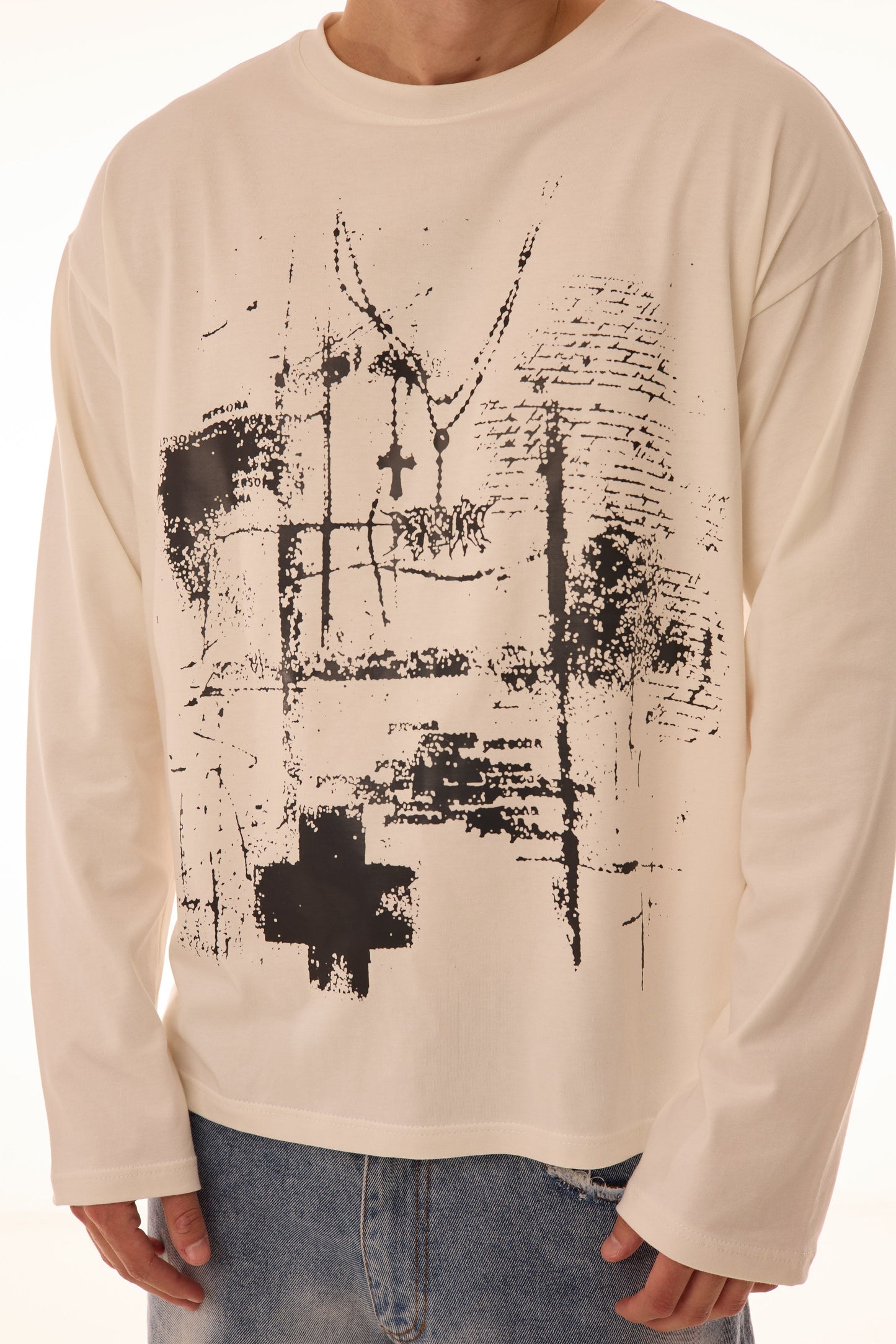 Detaliu frontal FRAGMENT WHITE LONG TEE crem/alb, tricou oversized 300 GSM cu print negru abstract – vedere tip close-up.