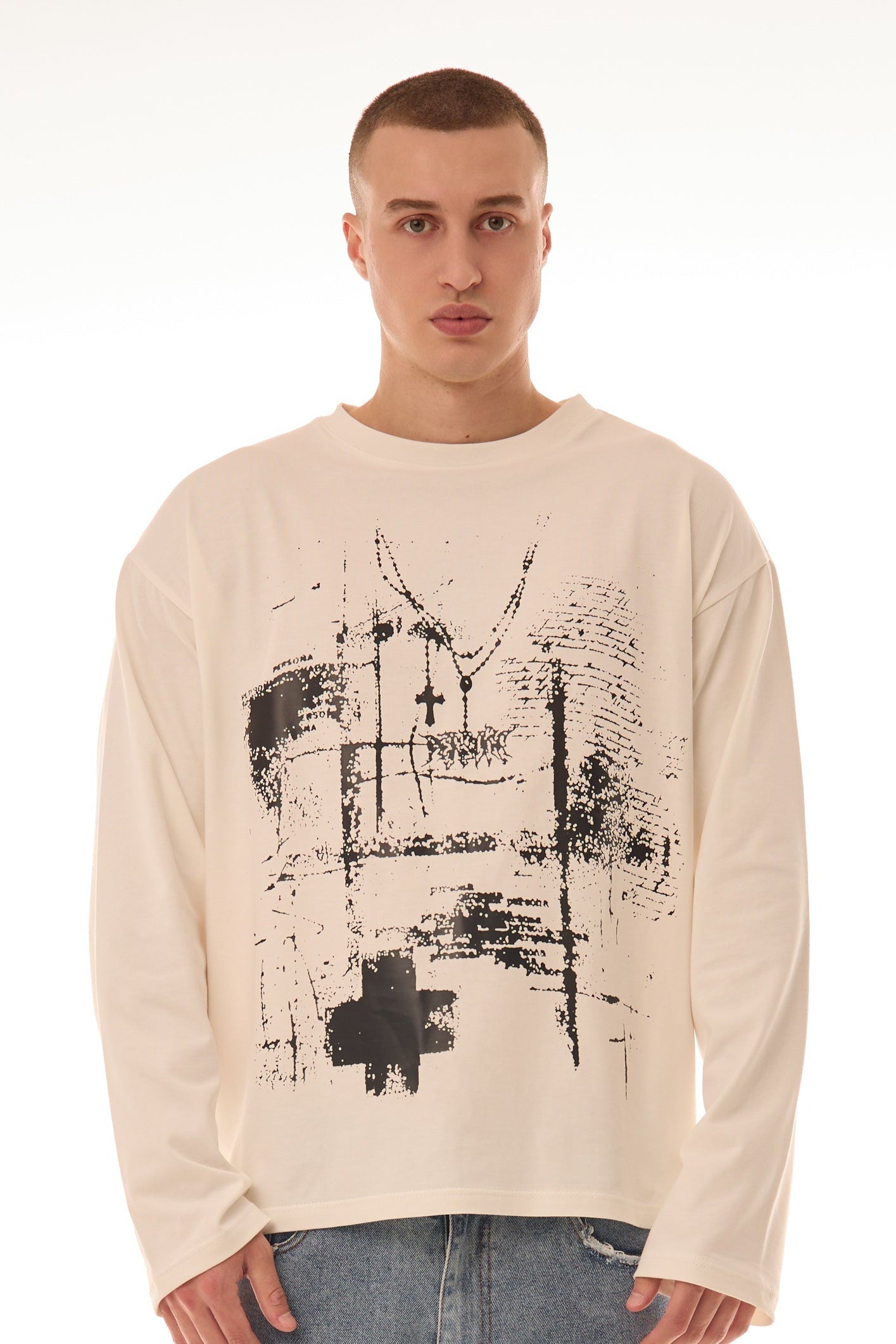 Model purtând FRAGMENT WHITE LONG TEE crem/alb, tricou oversized 300 GSM cu print negru abstract pe față – vedere frontală.