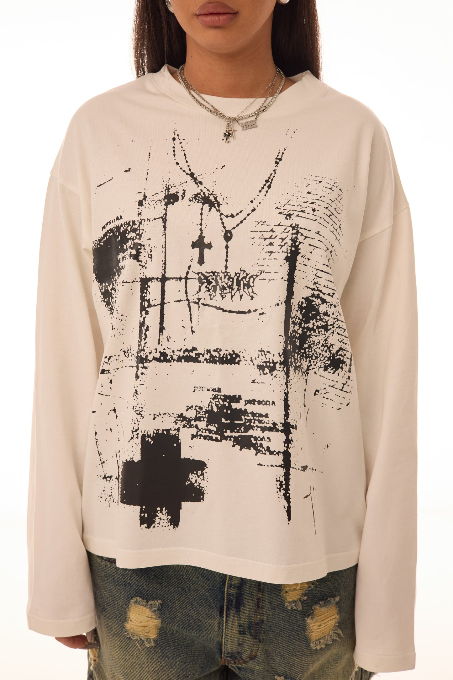 Close-up model femeie purtând tricoul lung alb Fragment White Long Tee cu print negru