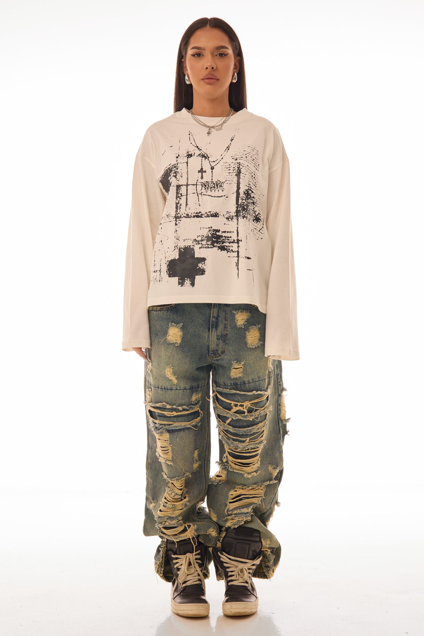 Model feminin purtând FRAGMENT WHITE LONG TEE crem/alb, tricou oversized 300 GSM cu print negru abstract – vedere completă din față.