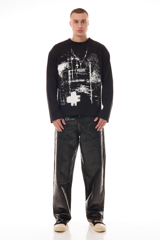 Model purtând blugii Midnight Denim, relaxed straight fit, cu coating cerat pe bază de silicon, integrați într-un outfit streetwear.