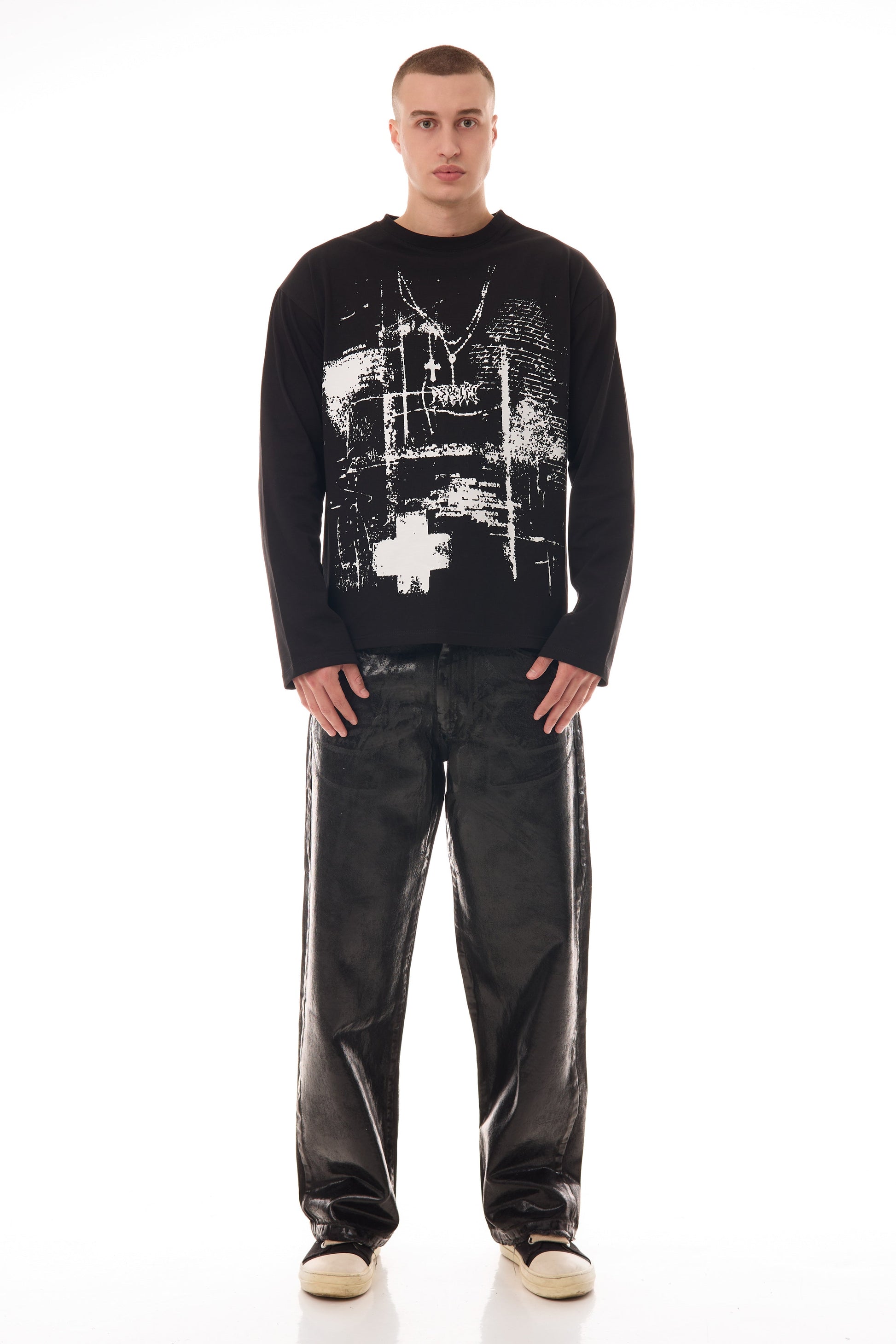 Model purtând blugii Midnight Denim, relaxed straight fit, cu coating cerat pe bază de silicon, integrați într-un outfit streetwear.