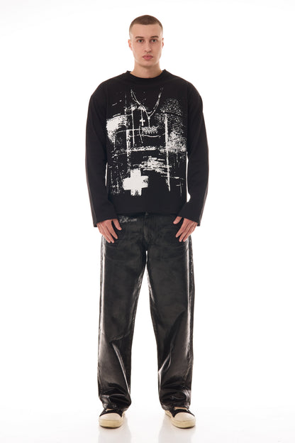 Model purtând blugii Midnight Denim, relaxed straight fit, cu coating cerat pe bază de silicon, integrați într-un outfit streetwear.