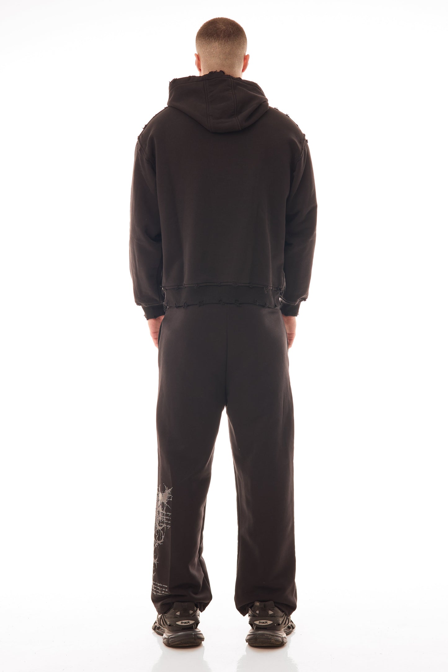 Relic Black Sweatpants – vedere spate pe model bărbat, material heavyweight 500gsm, imprimeu lateral – Skyweb