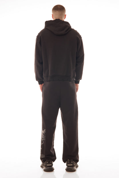 Relic Black Sweatpants – vedere spate pe model bărbat, material heavyweight 500gsm, imprimeu lateral – Skyweb