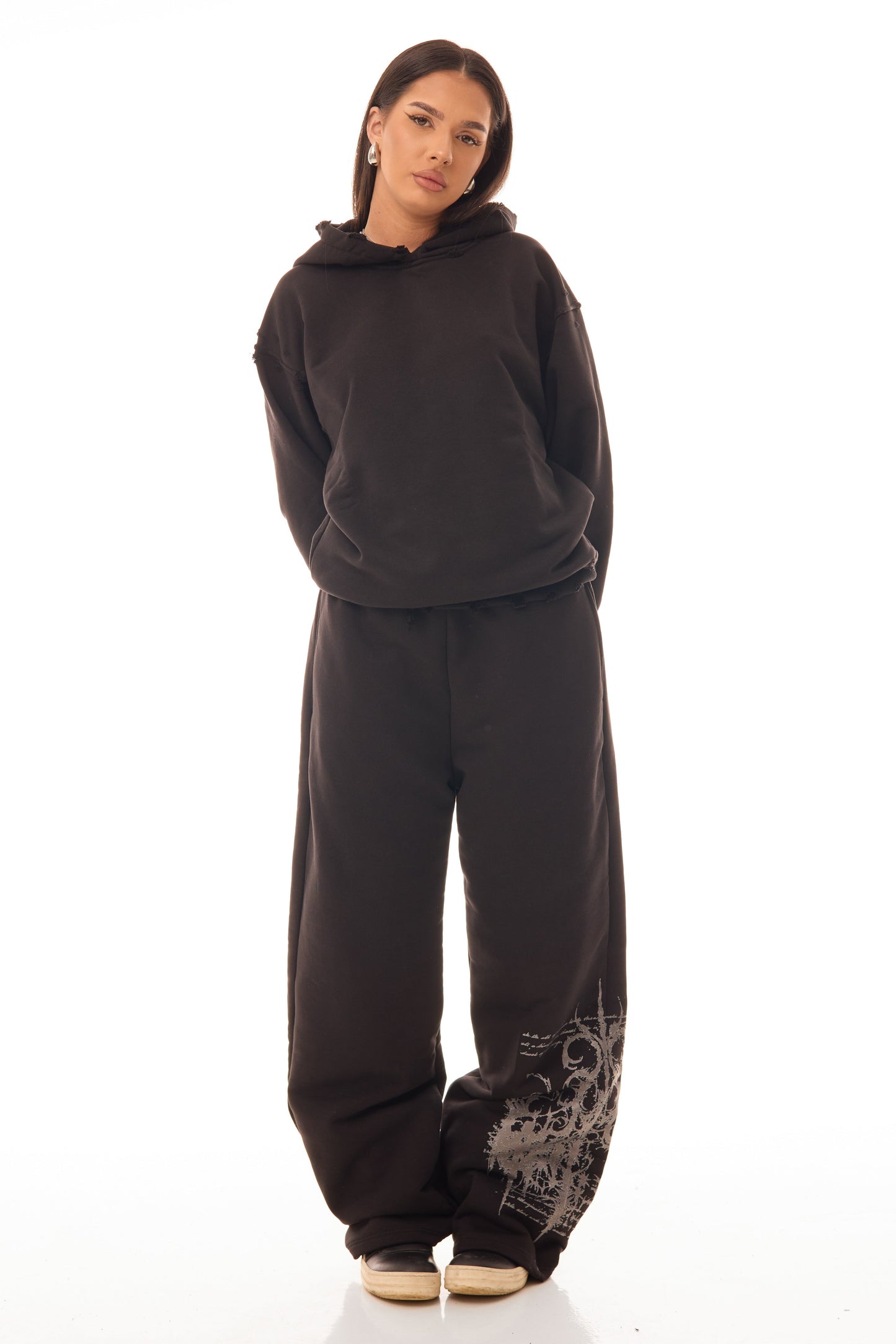 Relic Black Sweatpants – vedere față pe model femeie, material heavyweight 500gsm, imprimeu lateral – Skyweb