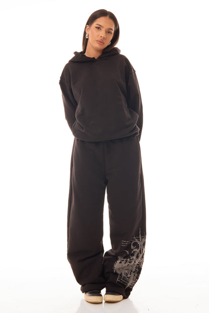 Relic Black Sweatpants – vedere față pe model femeie, material heavyweight 500gsm, imprimeu lateral – Skyweb