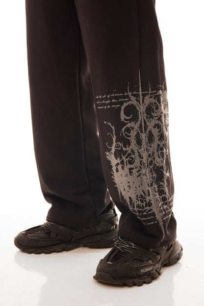 Relic Black Sweatpants – detaliu prim-plan pe imprimeul lateral, material negru heavyweight 500gsm – Skyweb