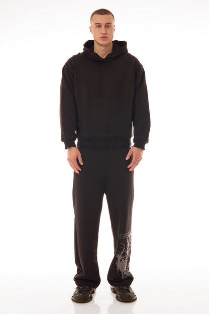 Relic Black Sweatpants – model masculin, vedere față, material 500gsm, imprimeu lateral – Skyweb