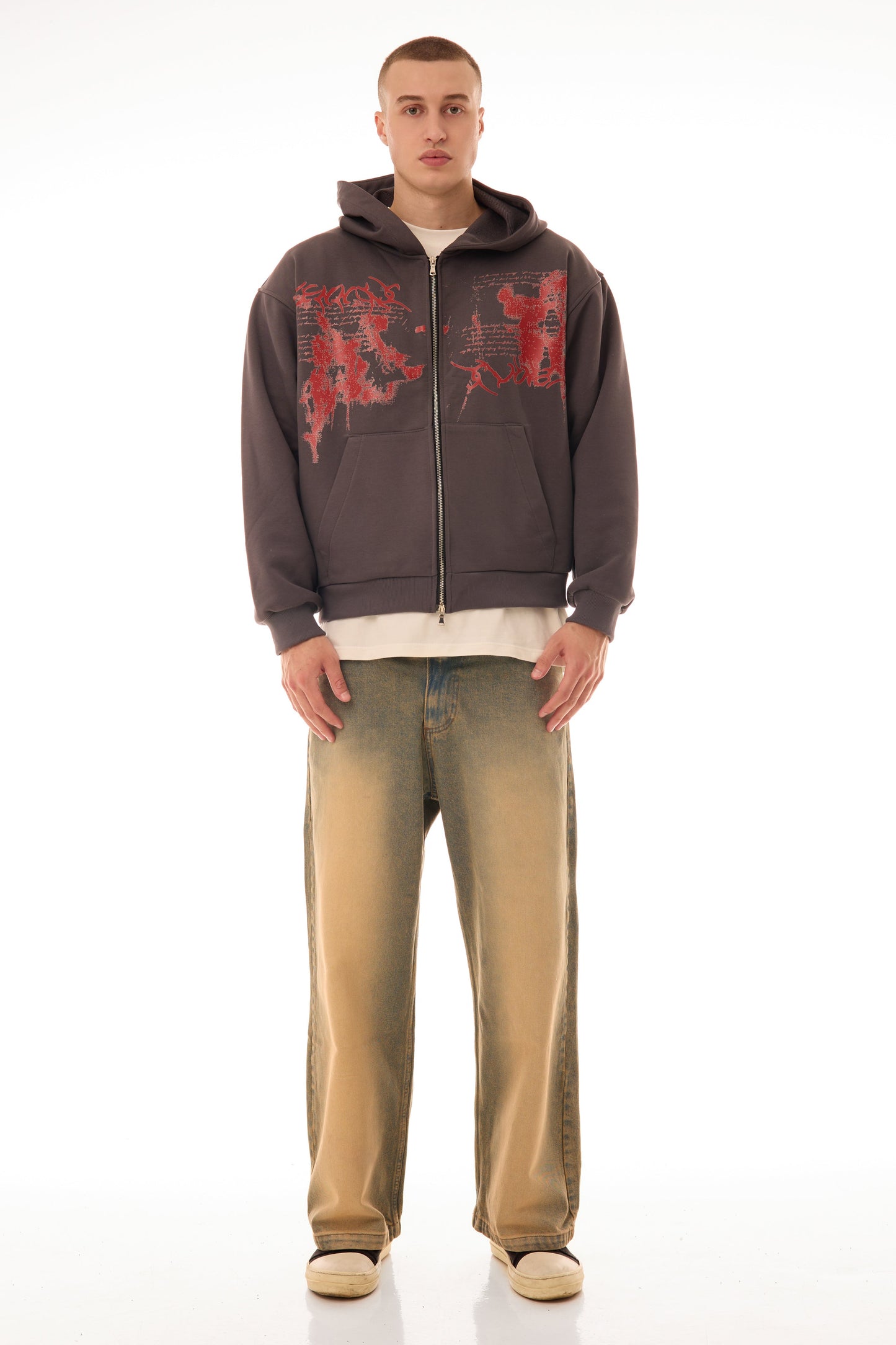 Model masculin poartă Relic Grey Zip Up Hoodie cu print roșu pe față, fotografie full-body pe fundal alb, streetwear oversized premium.