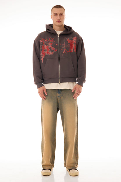Model masculin poartă Relic Grey Zip Up Hoodie cu print roșu pe față, fotografie full-body pe fundal alb, streetwear oversized premium.