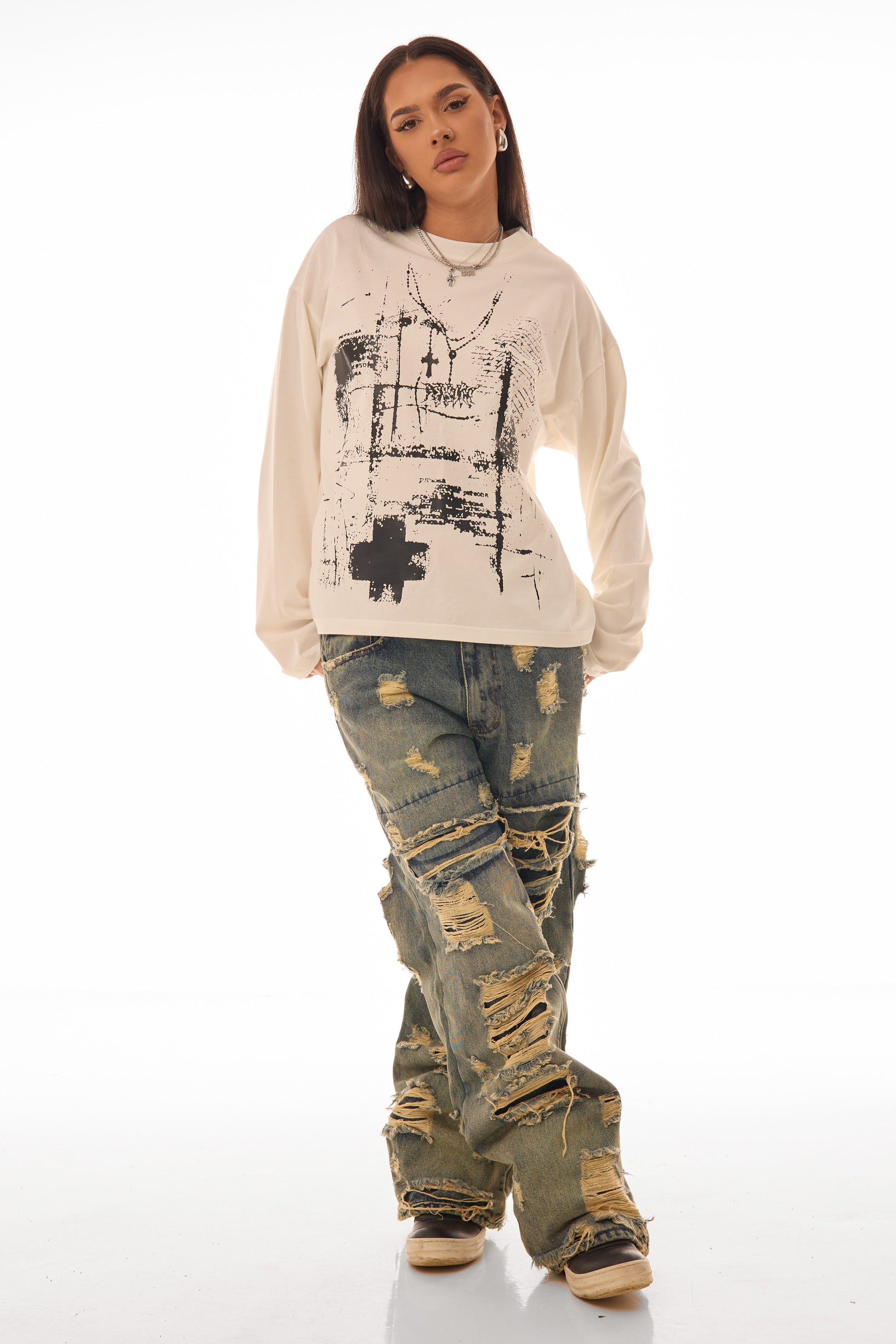 Model feminin purtând blugii Shattered Denim Blue 13.5 OZ, wide fit, cu distressed heavy și rupturi mari pe partea frontală.
